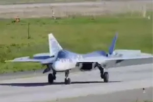 Video: Pha hạ cánh bất thường của tiêm kích Su-57 Nga