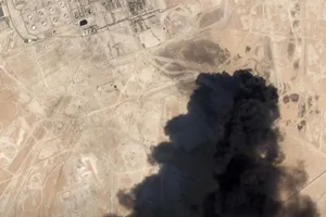 Trung Quốc lên tiếng vụ tấn công các nhà máy dầu Saudi Arabia