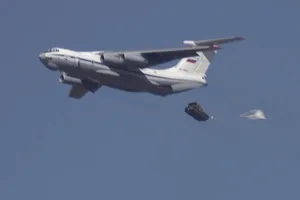  Video: 2 xe bọc thép Nga rơi xuống đất tan tành khi tập trận