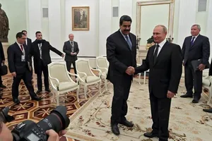 Video: Ông Maduro tặng thanh gươm cho ông Putin
