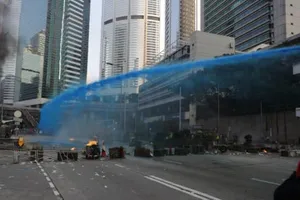 Cảnh sát Hong Kong bắn hai phát súng cảnh cáo người biểu tình