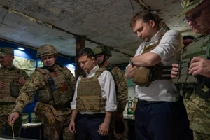 Binh sĩ Ukraine và phe ly khai rút khỏi miền Đông