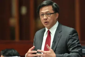 Nghị sĩ Hong Kong phản đối biểu tình bị đâm vào ngực