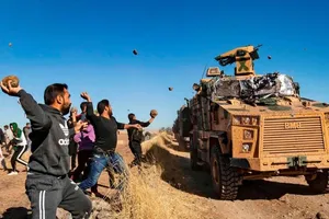 Người Kurd ném đá vào đoàn xe Nga-Thổ Nhĩ Kỳ tuần tra ở Syria