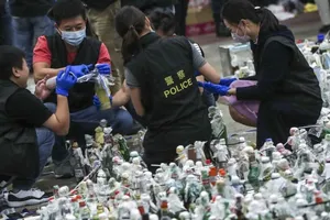 Hong Kong: Tìm thấy 40 quả bom xăng trong Trường Bách khoa
