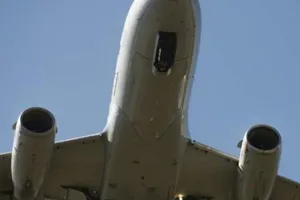 Máy bay Indonesia chở 9 người bị nã đạn lúc hạ cánh