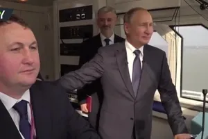Ông Putin là người đầu tiên đi qua cầu đường sắt Nga-Crimea