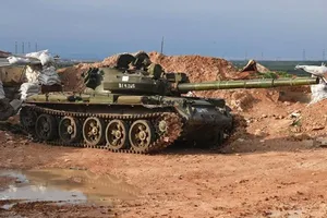Video: Tên lửa Mỹ bắn trúng xe tăng T-62 của Nga phát nổ
