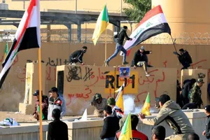 Những người biểu tình bên ngoài Đại sứ quán Mỹ tại Iraq. Ảnh: REUTERS