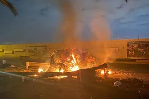 Một chiếc xe bốc cháy trong cuộc không kích của Mỹ hôm 3-1. Ảnh: AFP