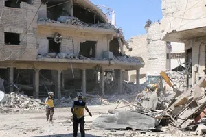 Nhân viên cứu hộ tại địa điểm được cho do Nga không kích ở quận Maarat al-Numan, Idlib. Ảnh: GETTY