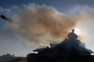 Phe LNA chuẩn bị tiến về Tripoli hồi tháng 4. Ảnh: AP