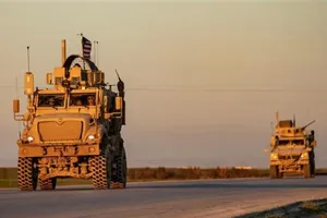 Đoàn xe quân sự Mỹ di chuyển ở vùng ngoại ô TP Qamishli, đông bắc Syria. Ảnh: AFP