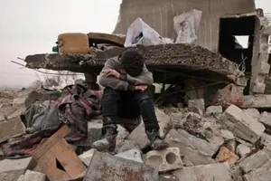 Một cậu bé Syria ngồi khóc ở làng Kafr Taal, tỉnh Aleppo, Syria.