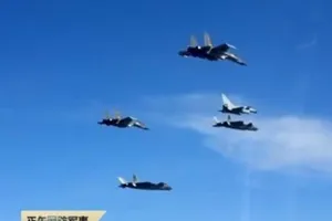 Trung Quốc hé lộ đội bay ‘ba chàng lính ngự lâm trên bầu trời'