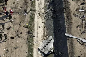 HIện trường rơi máy bay Ukraine.