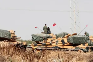 Binh sĩ Thổ Nhĩ Kỳ đứng trên xe tăng gần biên giới Syria-Thổ Nhĩ Kỳ.