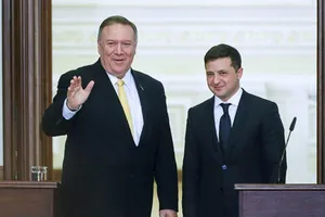 Ngoại trưởng Mỹ Mike Pompeo (trái) và Tổng thống Ukraine Volodymyr Zelenskiy. 