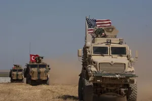 Xe quân sự của Mỹ và Thổ Nhĩ Kỳ tuần tra biên giới Syria. 