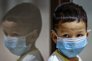 Một đứa trẻ đeo khẩu trang tại Manila, Philippines. Ảnh: GETTY