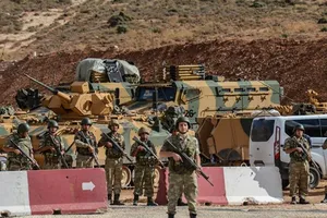 Binh sĩ Thổ Nhĩ Kỳ đứng bên xe bọc thép gần biên giới Syria-Thổ Nhĩ Kỳ.