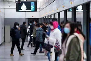 Người dân đeo khẩu trang tại một ga tàu điện ngầm sau kỳ nghỉ tết Nguyên đán ở Thượng Hải, Trung Quốc.