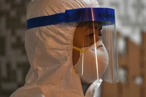 Một nhân viên y tế ở Hong Kong.