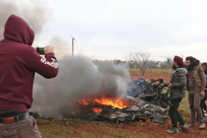 Hiện trường một chiếc trực thăng bốc cháy sau khi bị bắn rơi ở Idlib hôm 11-2.