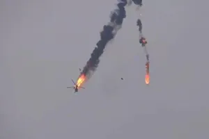 Trực thăng của chính phủ Syria bốc cháy trước khi rơi xuống đất. 