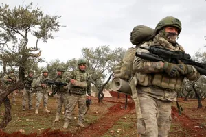 Binh sĩ Thổ Nhĩ Kỳ tập trung ở làng Qaminas, tỉnh Idlib, Syria.