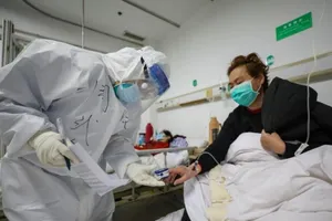 Bác sĩ thăm khám cho bệnh nhân nhiễm virus COVID-19 tại một bệnh viện ở Vũ Hán, Trung Quốc.