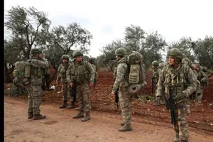 Binh sĩ Thổ Nhĩ Kỳ tập trung tại làng Qaminas, cách TP Idlib, tây bắc Syria.