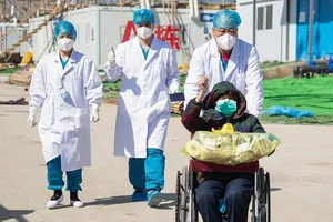 Một bệnh nhân nhiễm virus COVID-19 hồi phục và xuất viện khỏi một bệnh viện dã chiến ở Vũ Hán, tỉnh Hồ Bắc, Trung Quốc.