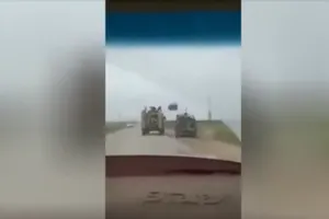 Ảnh cắt trong video cho thấy hai xe quân sự Mỹ và Nga di chuyển cùng nhau.