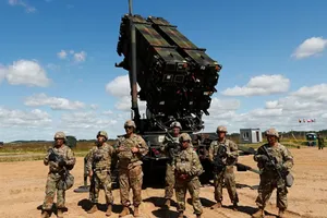 Binh sĩ Mỹ đứng cạnh một hệ thống Patriot trong cuộc tập trận ở Lithuania năm 2017. 