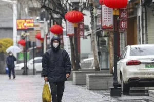 Một người đàn ông đi qua con đường vắng vẻ ở Vũ Hán, Hồ Bắc, Trung Quốc. 