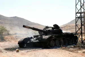 Xe tăng của phe tướng Haftar bị phá hủy ở Gharyan, phía nam thủ đô Tripoli tháng 6-2019. Ảnh: REUTERS