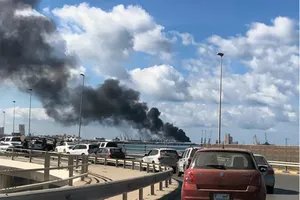 Một đám khỏi bốc lên ở cảng Tripoli sau cuộc tấn công ngày 18-2.