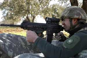 Một binh sĩ Thổ Nhĩ Kỳ ngắm bắn một vị trí gần làng al-Nayrab, Idlib. 