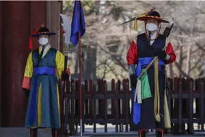Nhân viên trong trang phục truyền thống đeo khẩu trang tại một cung điện ở Seoul, Hàn Quốc. 