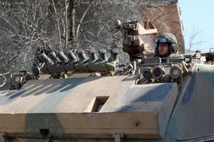 Xe chiến đấu bộ binh của Thổ Nhĩ Kỳ đi qua một làng ở tỉnh Idlib. Ảnh: AFP