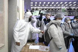 Xịt khử trùng bên ngoài các nhà báo đến thăm nhà máy bơ sữa Mengniu tại Bắc Kinh, Trung Quốc hôm 27-2. Ảnh: AP