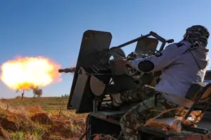 Một tay súng nổi dậy được Thổ Nhĩ Kỳ hậu thuẫn khai hỏa vào thị trấn Saraqib, Idlib hôm 26-2. Ảnh: AFP