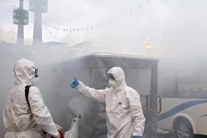 Nhân viên y tế phun khử trùng ở TP Mashhad, tỉnh Khorasan-e Razavi (Iran). Ảnh: REUTERS