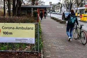 Một biển báo về phòng khám virus Corona treo tại lối vào Bệnh viện ĐH Dresden ở Dresden, Đức. Ảnh: EPA-EFE