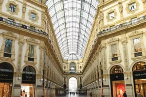 Khu phố mua sắm Galleria Vittorio Emanuele II ở Milan (Ý) vắng khách khi lệnh phong tỏa tiếp tục.