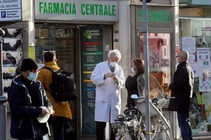 Người dân xếp hàng mua khẩu trang tại một nhà thuốc ở Rome (Ý). Ảnh: GETTY