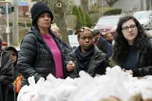 Vệ binh quốc gia Mỹ phân phát thực phẩm cho người dân tại TP New Rochelle, quận Westchester, New York.