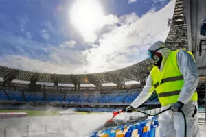 Khử trùng tại sân vận động San Paolo ở Naples (Ý). Ảnh: AFP