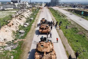 Xe tăng Thổ Nhĩ Kỳ tuần tra đường cao tốc M4 ở tỉnh Idlib (Syria) hôm 15-3. Ảnh: AFP